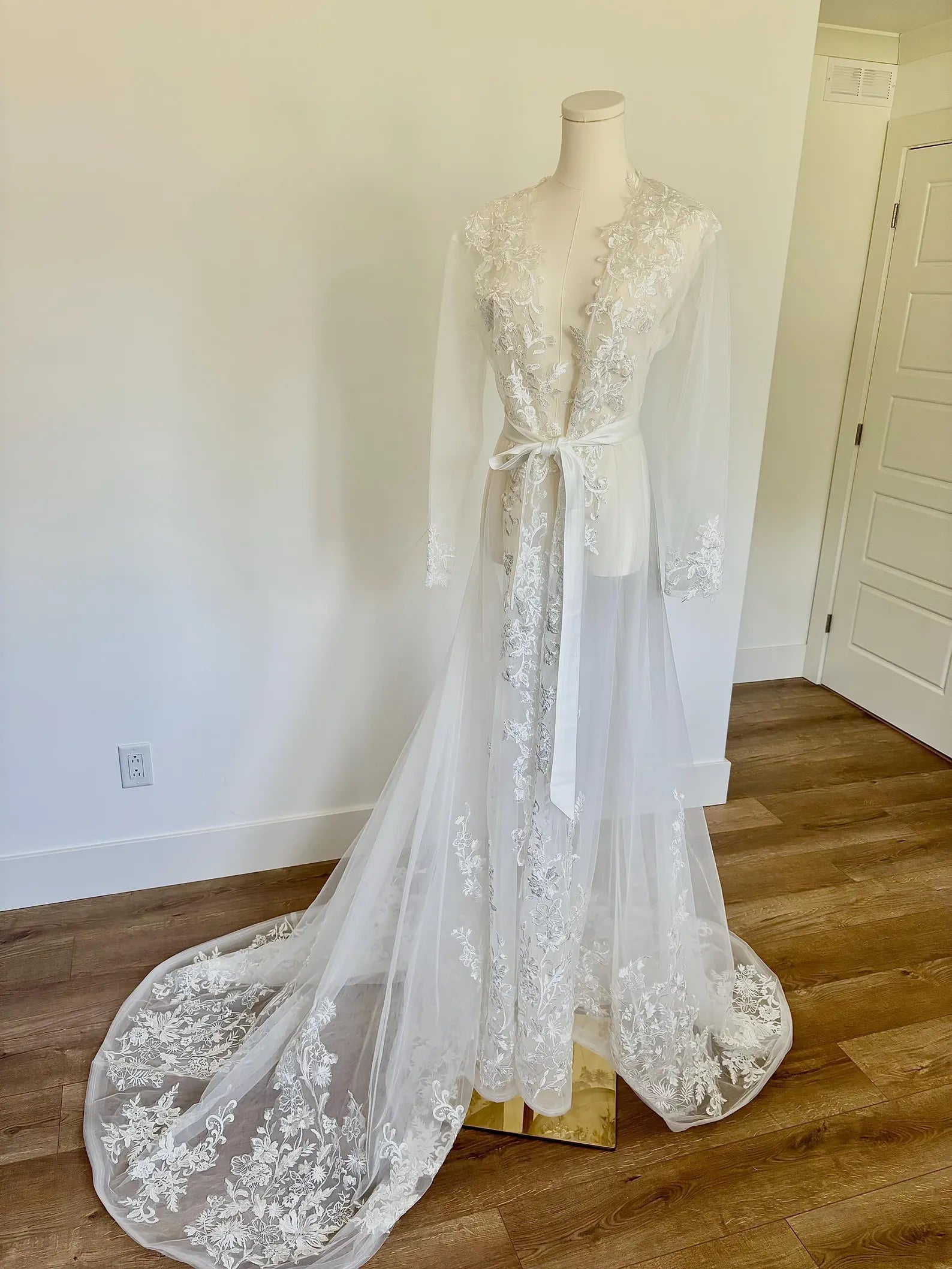lace dressing gown white Light Ivory Long Bridal Robe Wedding Kimono Lace Robe Bridal Dressing Gown  Long Robes for Women Wedding Robes for Bride Maxi Bridesmaid Robe